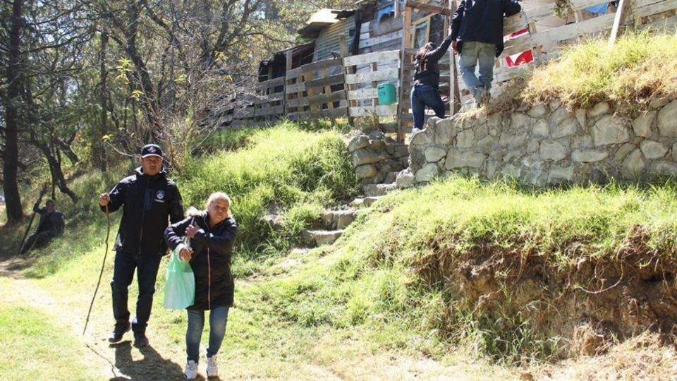 Familiares de Carolina Islas y autoridades capitalinas iniciaron la búsqueda de la joven.