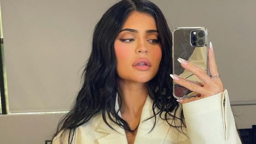 Kylie Jenner se suma a la tendencia de los microbikinis coloridos