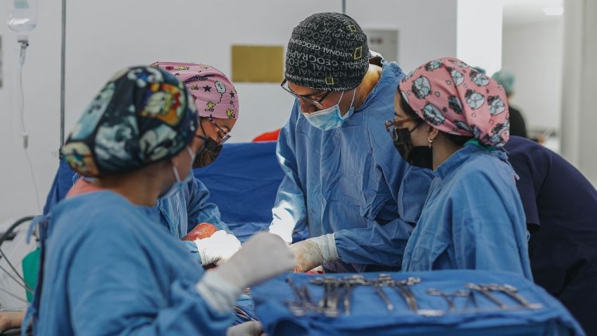 Médicos del IMSS retiran tumor uterino del tamaño de un balón de futbol