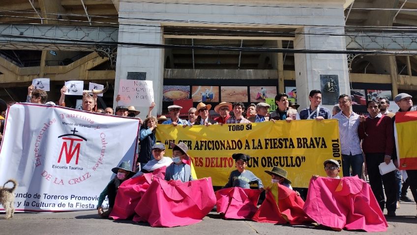 Tauromaquia: aficionados y profesionales se manifiestan contra la suspensión de actividades en Plaza México