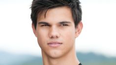 Respira profundo antes de ver el rotundo cambio físico de Taylor Lautner tras el éxito de “Crepúsculo”