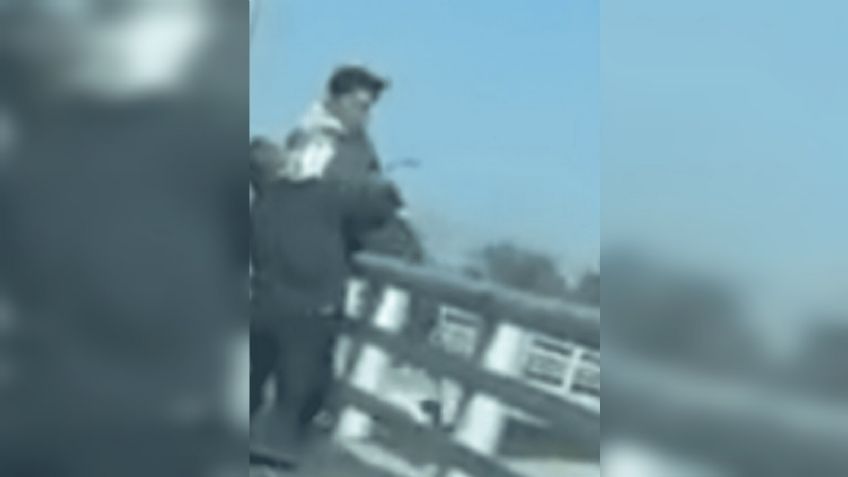 VIDEO | El heroico momento en que un policía evita que un hombre se arroje de un puente en Xochimilco