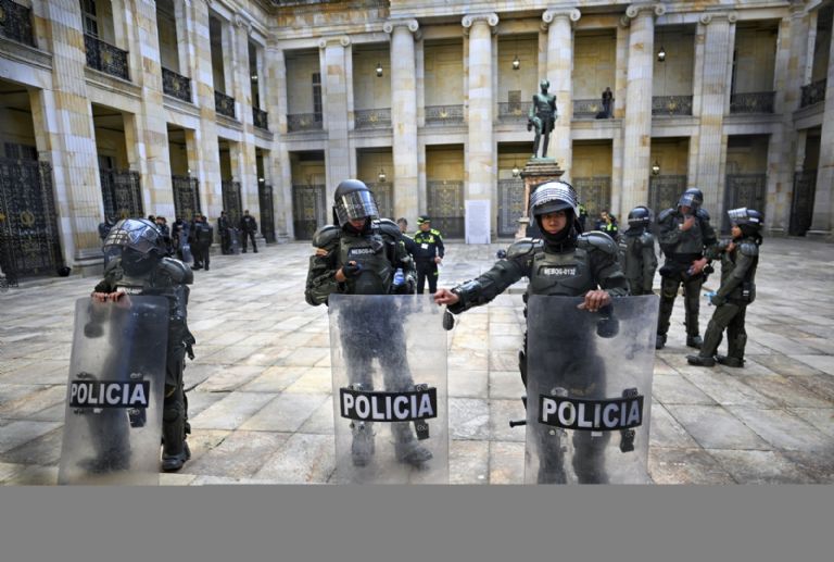 Policías vigilan el congreso de Colombia. Foto: AFP