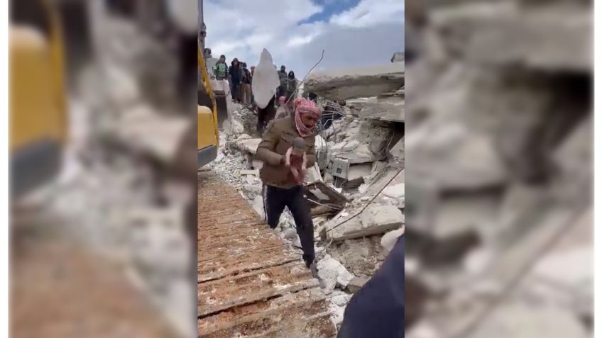 Mujer da a luz entre los escombros de un edificio en Siria y muere