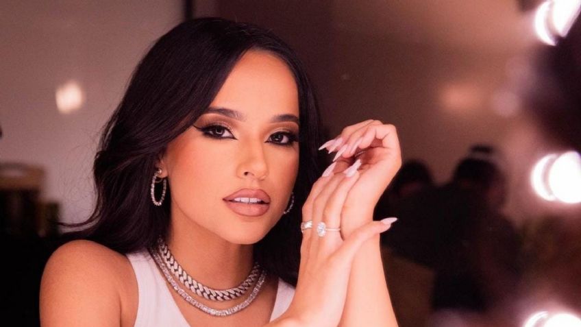 Becky G impone moda con el bikini blanco ideal para presumir las curvas