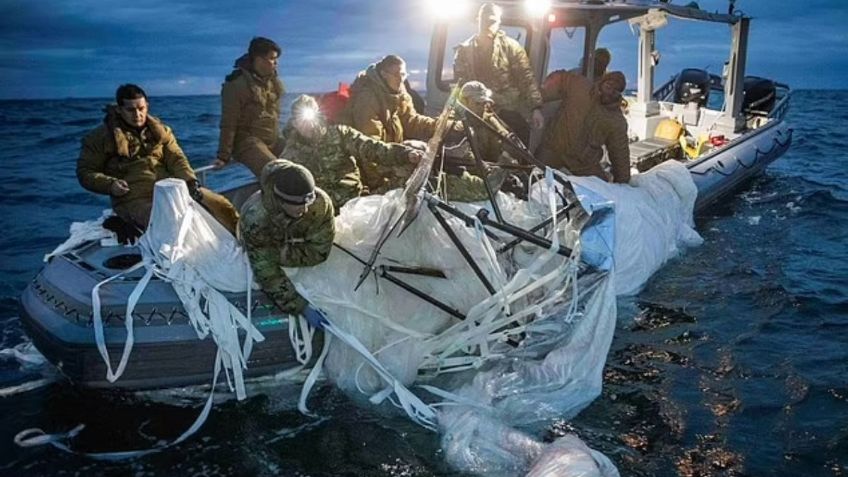 FOTOS: así fue como sacaron del mar los restos del globo espía chino que EU derribó