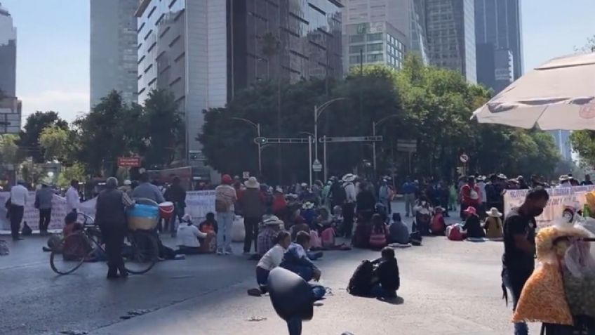 Caos en Insurgentes y Reforma: manifestantes liberan el paso de los autos y del Metrobús