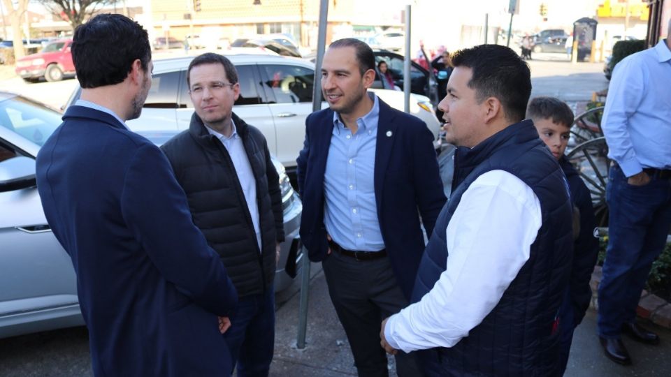 Vestido con pantalón de mezclilla, chamarra negra y camisa blanca reapareció el excandidato presidencial Ricardo Anaya