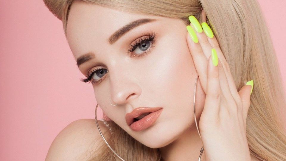 La cantante Kim Petras se volvió la primera mujer transgénero en ganar un Grammy.