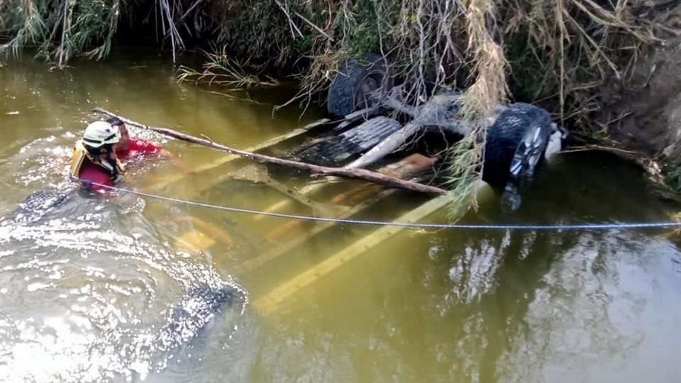 La camioneta se encontrada con las llantas hacía arriba.