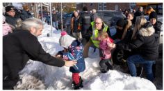 Autobús choca contra guardería y mata a 2 niños en Canadá