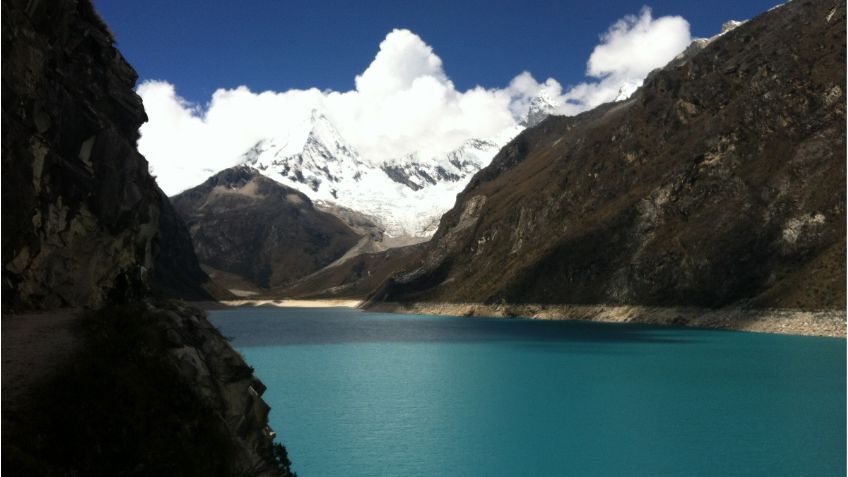 "Tsunami terrestre": científicos alertan por la probable explosión de un lago glacial que devastaría ciudades enteras