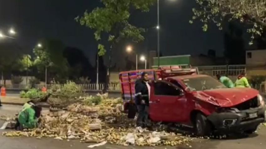 ¡Ate de asfalto! Una camioneta que transportaba guayabas choca en Viaducto Tlalpan