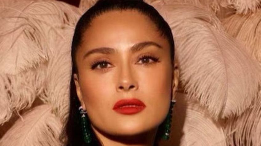 Salma Hayek sacude la red con un ajustado outfit de terciopelo