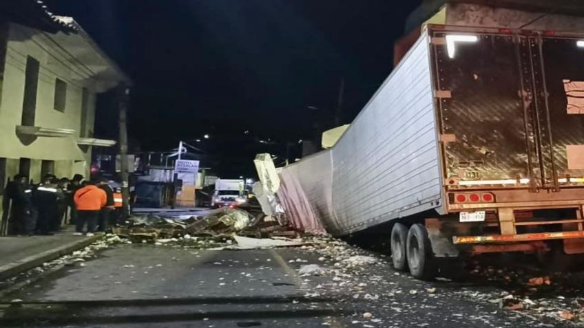 Brutal impacto en Veracruz: un tráiler se queda sin frenos y se estrella con tres casas