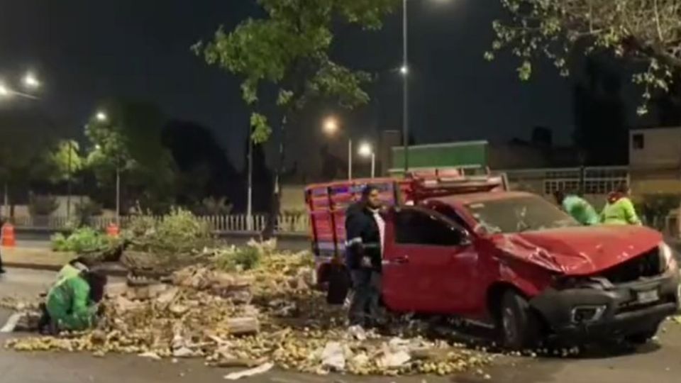 Las guayabas que transportaba la camioneta quedaron regadas en el asfalto.