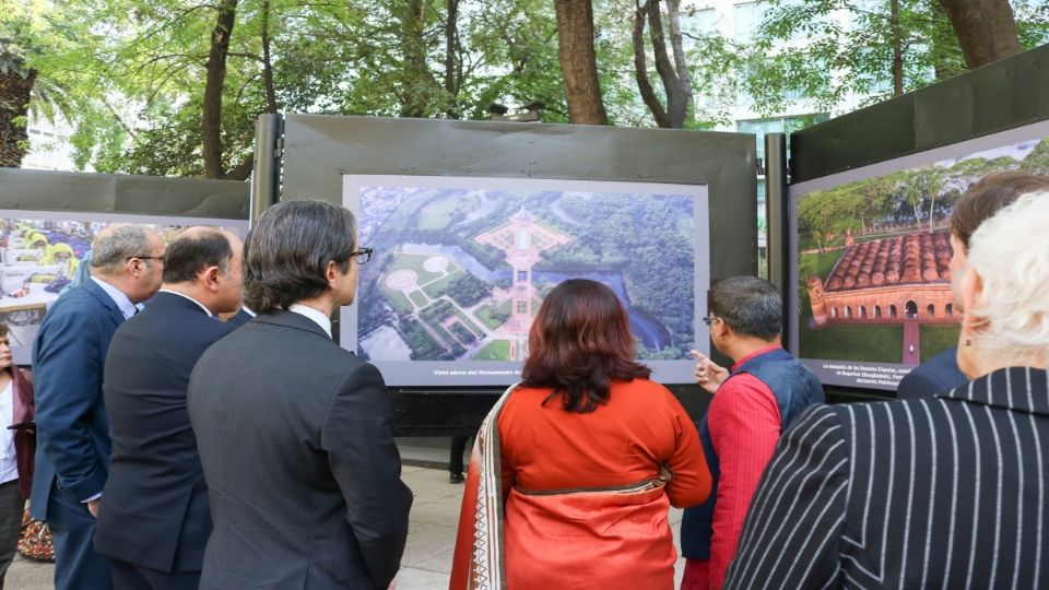 Autoridades capitalinas y de embajadas de la CDMX recorrieron la exposición de Bangladesh