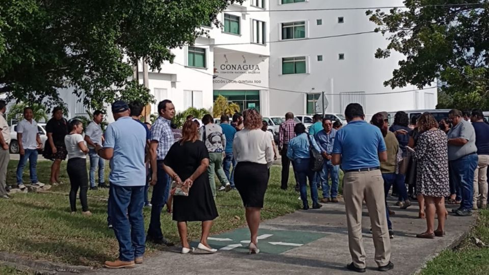 Se evacuaron a dos mil 236 personas de edificios de gobierno