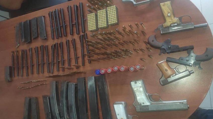 Ecatepec: plumas pistolas, armas cortas y medio kilo de marihuana, el botín con el que detuvieron a 3 hombres