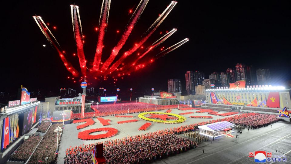 El desfile congregó a miles de personas en Pyongyang.