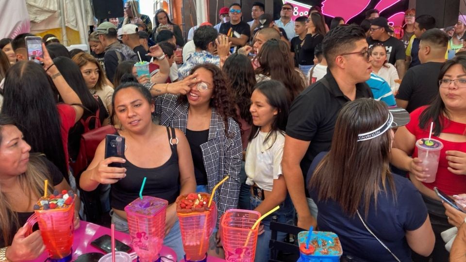 Muchos de los establecimientos que funcionan como 'chelerías' son irregulares y se encuentran en la vía pública. FOTO: Cuartoscuro