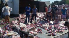 VIDEO | Camión que transportaba cervezas vuelca en la carretera de Acapulco-Zihuatanejo