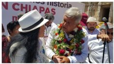 FOTOS| El día que AMLO besó a Irma Serrano en pleno evento político