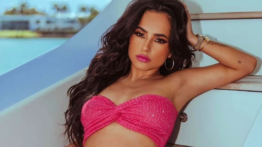 VIDEO | Becky G llega a México y provoca estampida tras de ella ¡Salió corriendo!