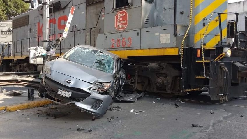 Brutal accidente en Toluca: tren embistió a un auto y la conductora sobrevivió de milagro