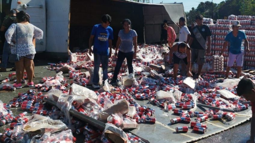 VIDEO | Camión que transportaba cervezas vuelca en la carretera de Acapulco-Zihuatanejo