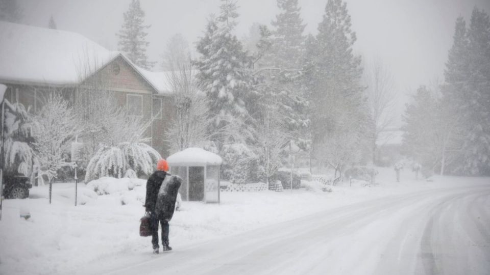 Un peatón camina por Sutton Way en Grass Valley, California, durante la tormenta de nieve.