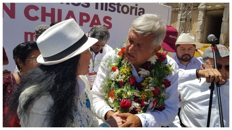 Irma Serrano acompaña a AMLO durante su campaña electoral como candidato de Morena a la presidencia de la República en el 2018

