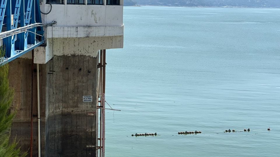 En los pilares de las presas de Valle de Bravo y Villa Victoria se observa cómo ha descendido el nivel de agua.