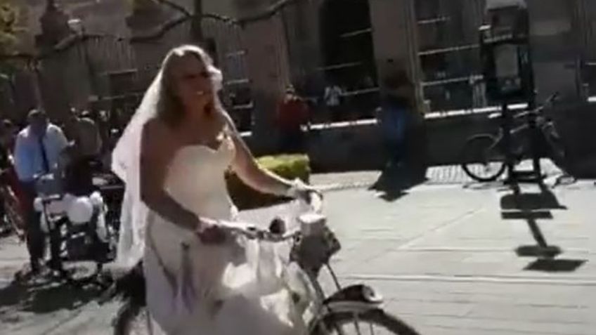 Novios llegan en bicicleta a su boda en la Catedral de Aguascalientes