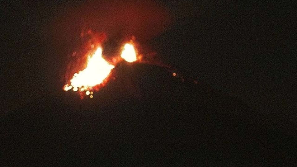 El volcán expulsó material incandescente.