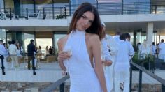 Emily Ratajkowski seduce con blusa transparente y pronunciado escote