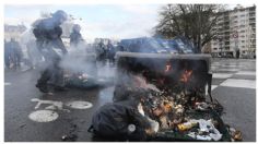 Francia se atiborra con 5 mil 400 toneladas de basura, ante huelga de recolectores por eventual reforma de las pensiones