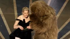 VIDEO | Oscar 2023: el cómico tropezón de Elizabeth Banks que recordó a Jennifer Lawrence