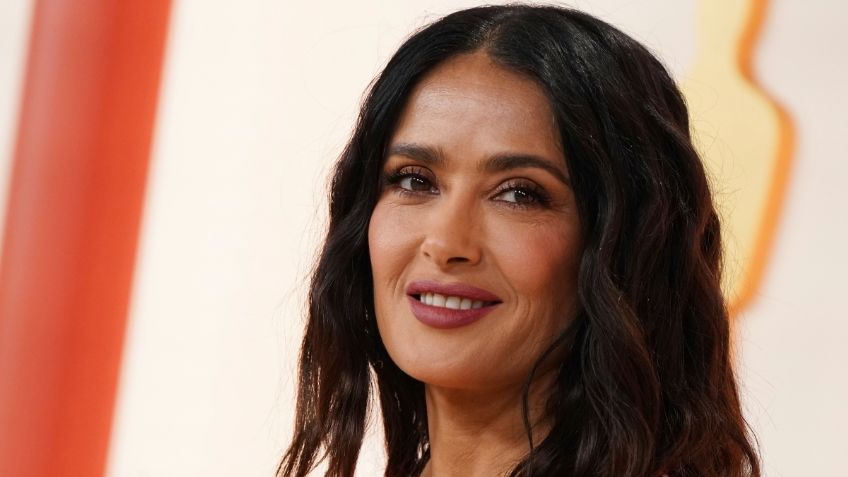 Premios Oscar 2023: Salma Hayek brilla en la alfombra roja con ajustado vestido de lentejuela