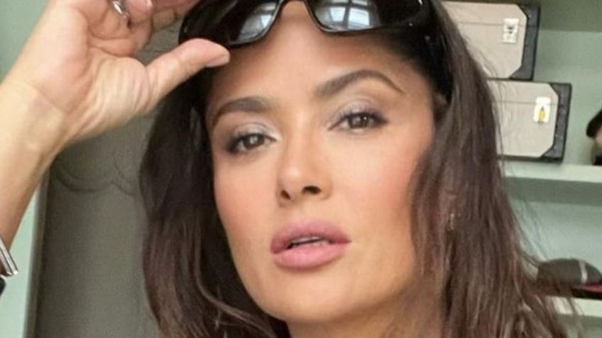 Salma Hayek paraliza la red con profundo escote en bata de satén