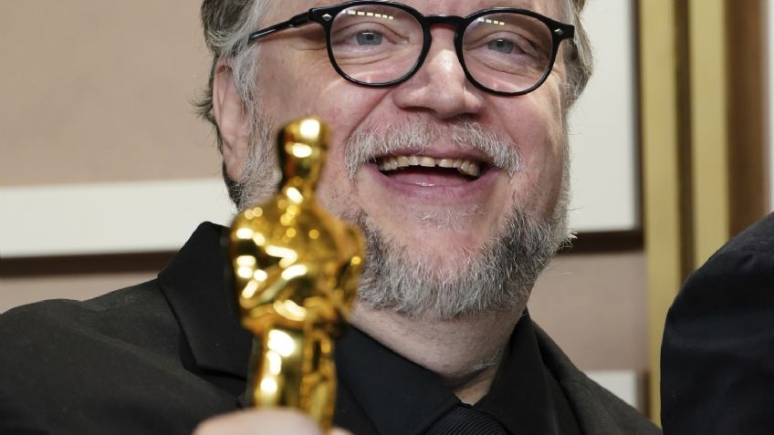 EN FOTOS | El efusivo abrazo de Guillermo del Toro y Steven Spielberg tras la victoria del mexicano