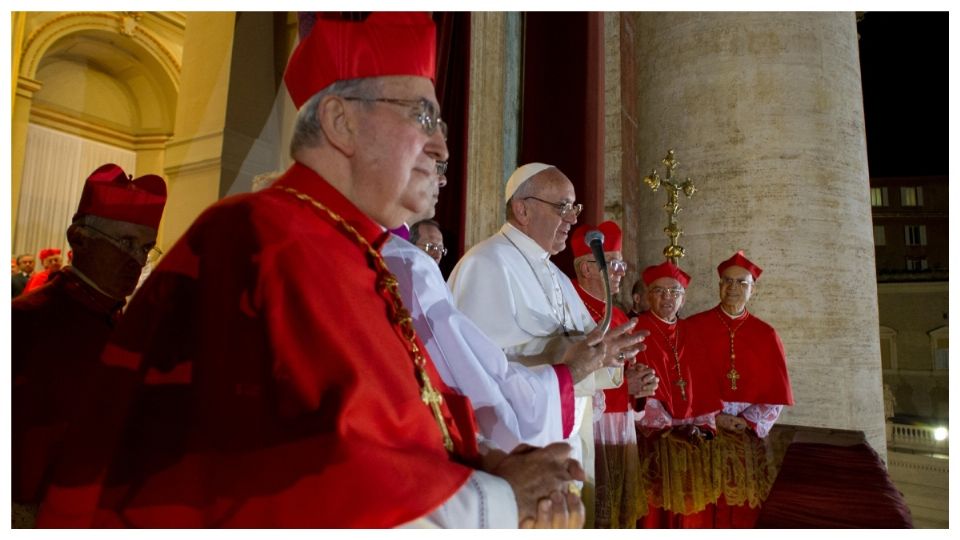 En 2013 Jorge Mario Bergoglio apareció en el balcón de la Basílica de San Pedro, tras ser elegido por el cónclave de cardenales