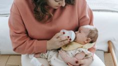 Ni agua, sueros o tés, esta es la razón por la que los bebés sólo deben tomar leche materna