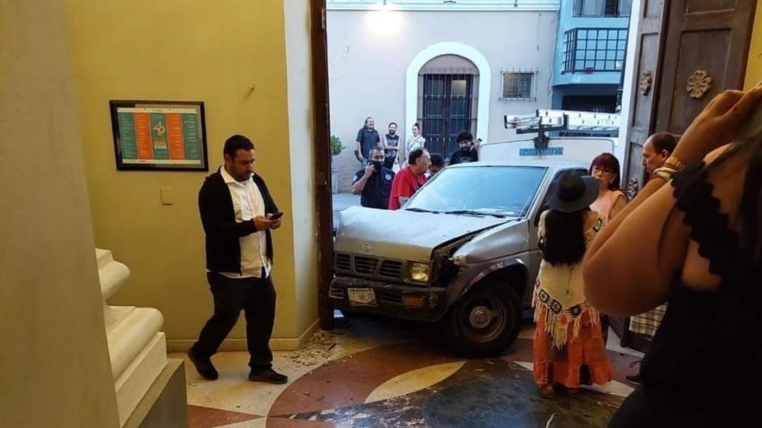 Colima: un conductor pierde el control e impacta contra la puerta del Teatro Hidalgo