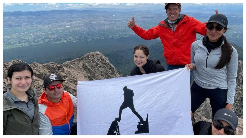 Montañistas llegan a la cima y dan vida a mujeres sobrevivientes de cáncer