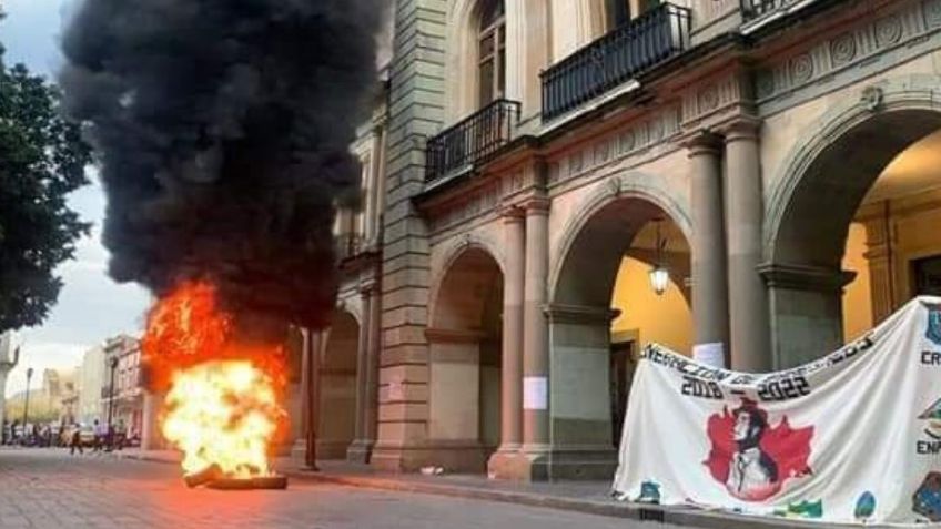 Normalistas de Oaxaca bloquean y causan disturbios para defender a un compañero detenido por acoso