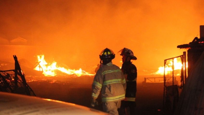 Impresionante incendio en tarimera deja cuantiosos daños materiales