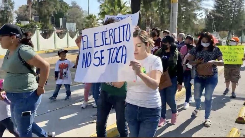 Varias personas salieron a las calles para solicitar respeto al Ejército Mexicano