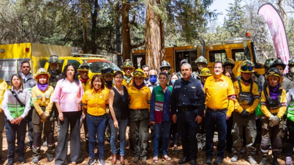 Personal de Sedema, SGIRPC y del Heroico Cuerpo de Bomberos realizan trabajan para prevenir y combatir los incendios