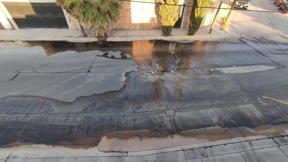 Vecinos de la zona denuncian que ya tiene mucho tiempo la fuga de agua y las autoridades no hacen nada